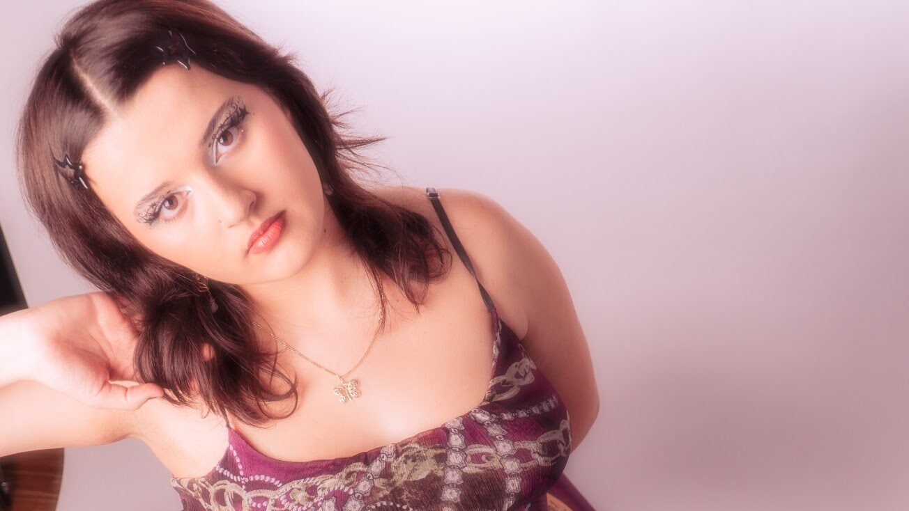 DEBÜTSINGLE: MIT “FADE AWAY” GIBT AJLA GEFÜHLEN RAUM, DIE SONST OFT VERSCHWIEGEN WERDEN