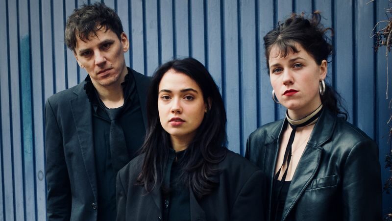 LOW LIFE RICH KIDS STARTEN MIT„IN EUCH GEFAHREN“ INS NEUE JAHR UND STELLEN DIE FRAGE, DIE GERADE UNAUSWEICHLICH SCHEINT