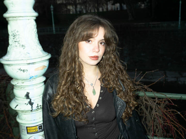 AUF DER SUCHE NACH SICH SELBST: NEWCOMERIN YOLA MARIE IST MIT IHRER DEBÜTSINGLE „ALLEIN“ ALLES ANDERE ALS ALLEIN