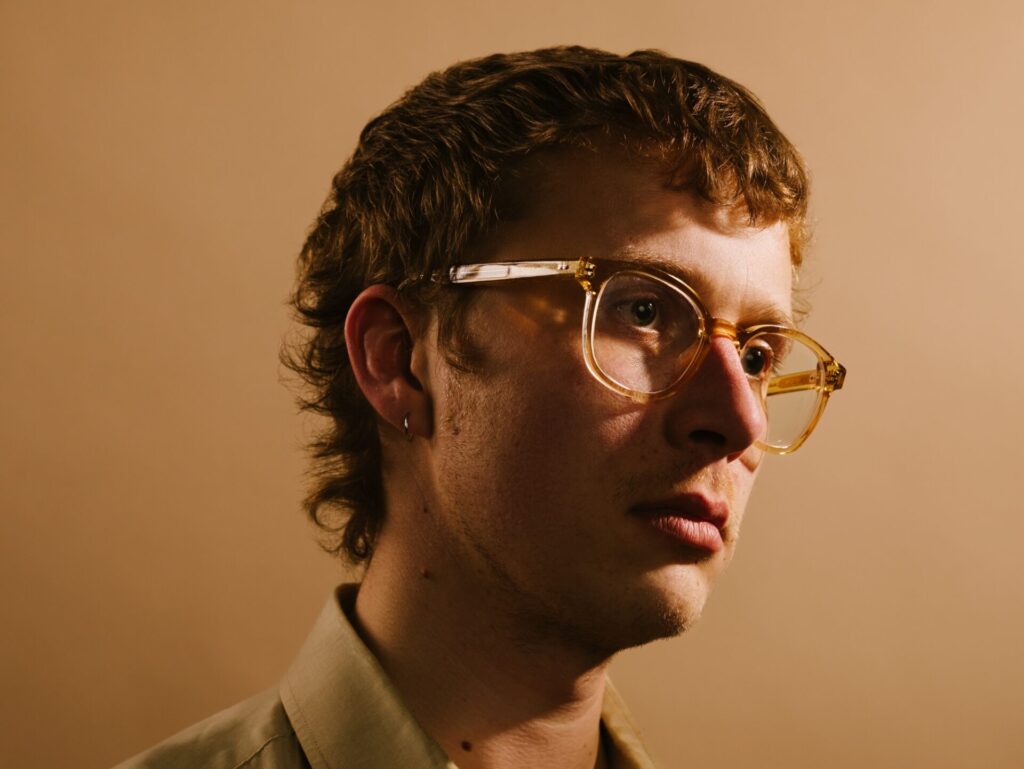 WAS BLEIBT: HOLLI MELDET SICH MIT „EINS“ ZURÜCK