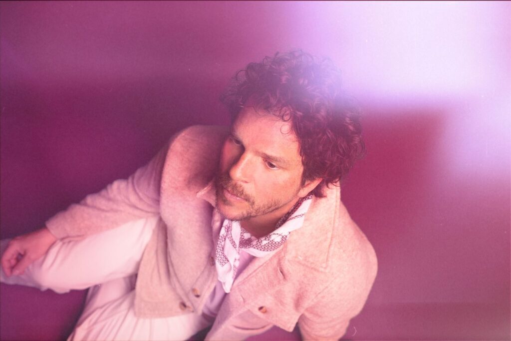 RO BERGMAN ZEIGT NEUE NÄHE MIT SEINER BISLANG DIREKTESTEN SINGLE „SKIN“
